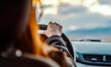 Persona alla guida di un'auto
