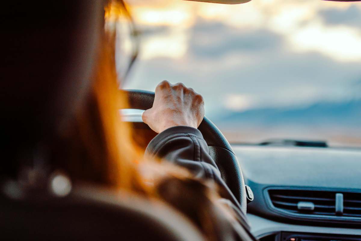 Persona alla guida di un'auto