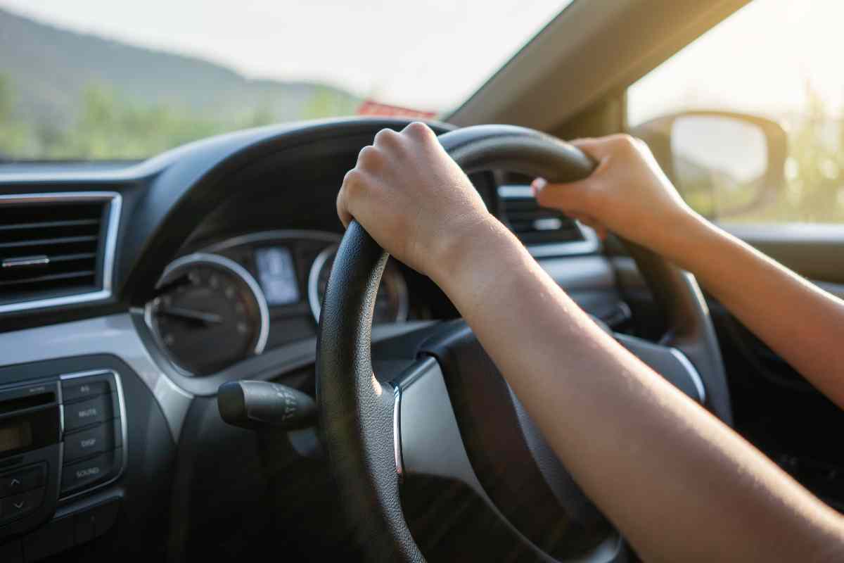 Persona alla guida di un'auto