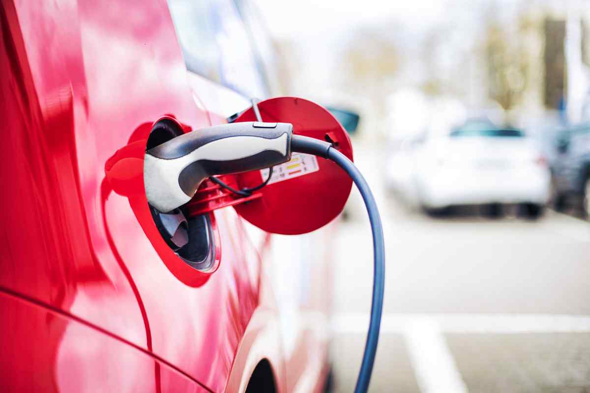 Auto elettrica in ricarica