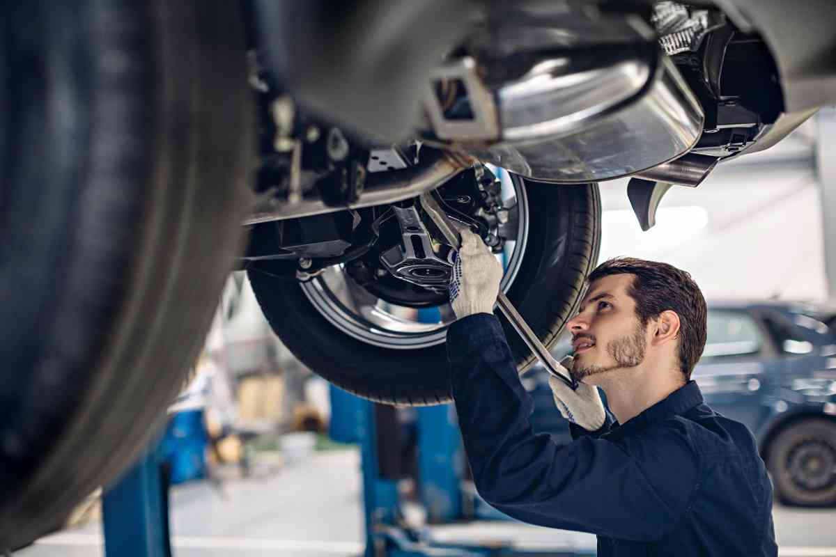 Meccanico lavora su un'auto in officina