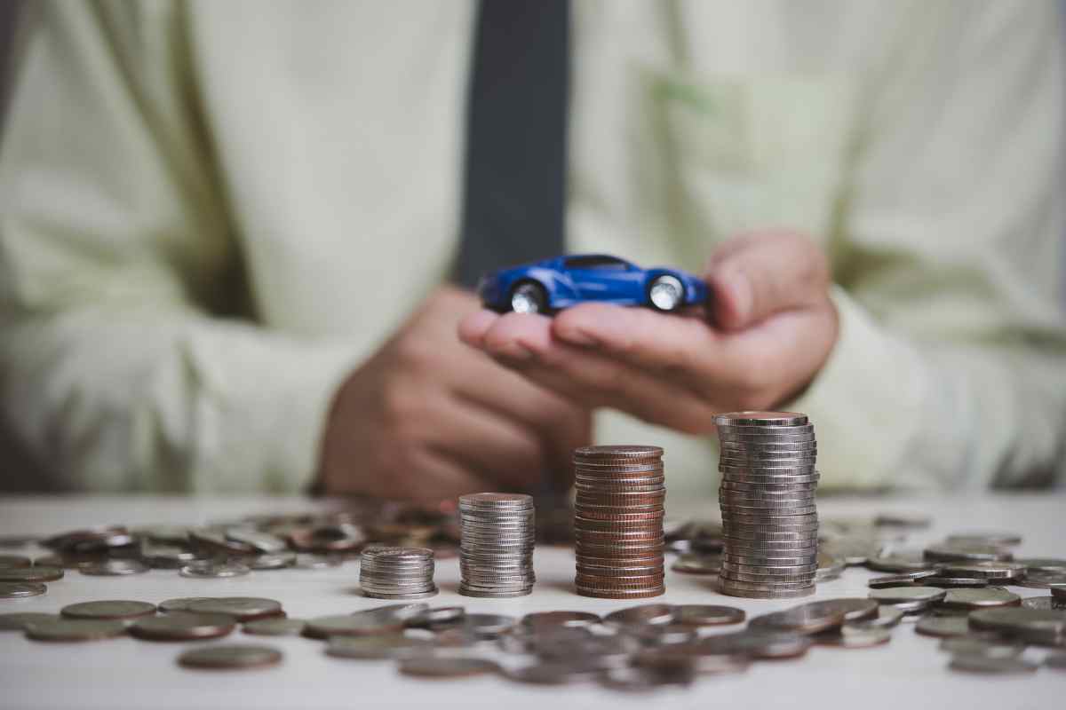 Modellino auto e monete