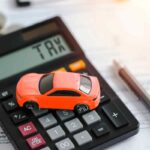 Modellino di auto su una calcolatrice