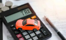 Modellino di auto su una calcolatrice