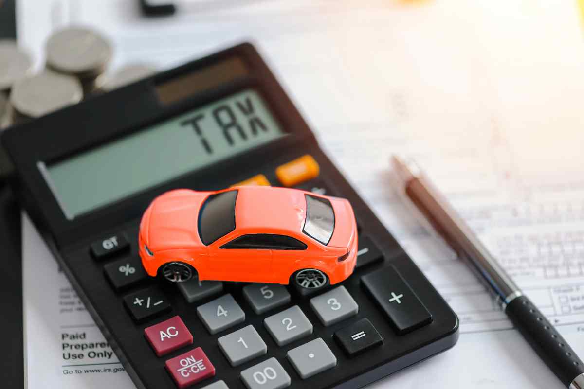 Modellino di auto su una calcolatrice