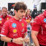 Charles Leclerc con parte dello staff Ferrari