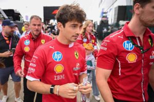 Charles Leclerc con parte dello staff Ferrari