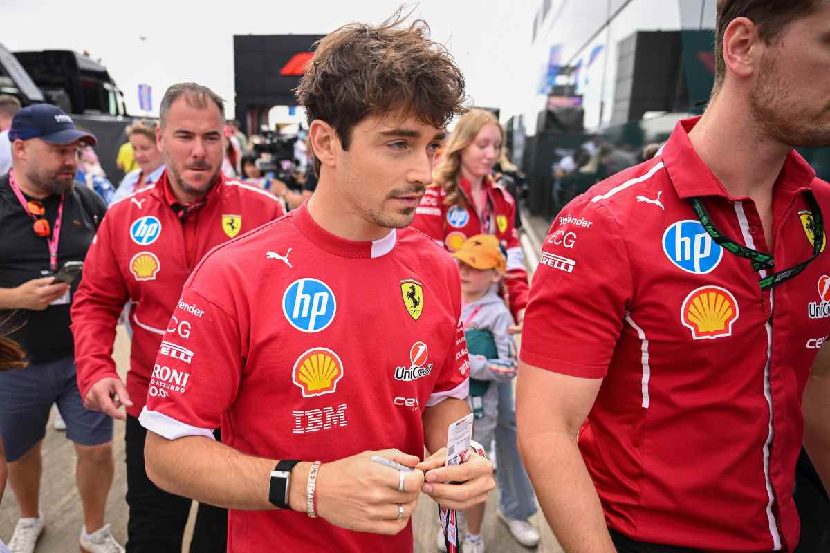 Charles Leclerc con parte dello staff Ferrari