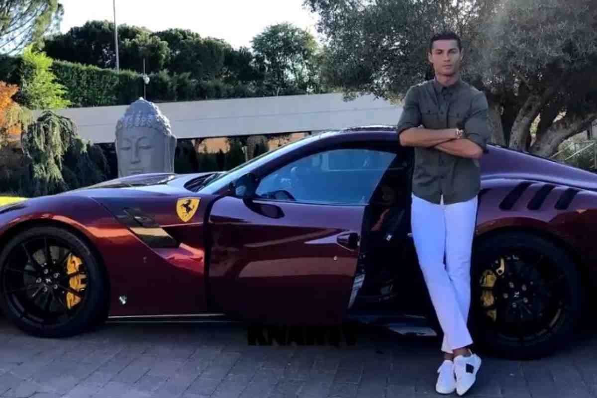 Cristiano Ronaldo appoggiato alla sua Ferrari F12 TDF