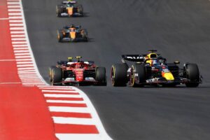 Ferrari e Red Bull in pista durante un Gran Premio