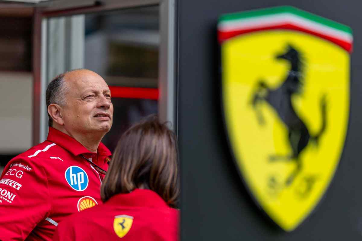 Frederic Vasseur e logo Ferrari