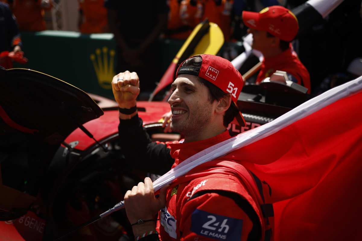 Giovinazzi festeggia con la Ferrari