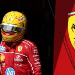 Hamilton con la tuta Ferrari nei box
