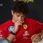 Charles Leclerc con la testa bassa