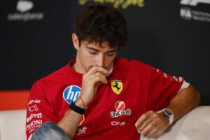 Charles Leclerc con la testa bassa