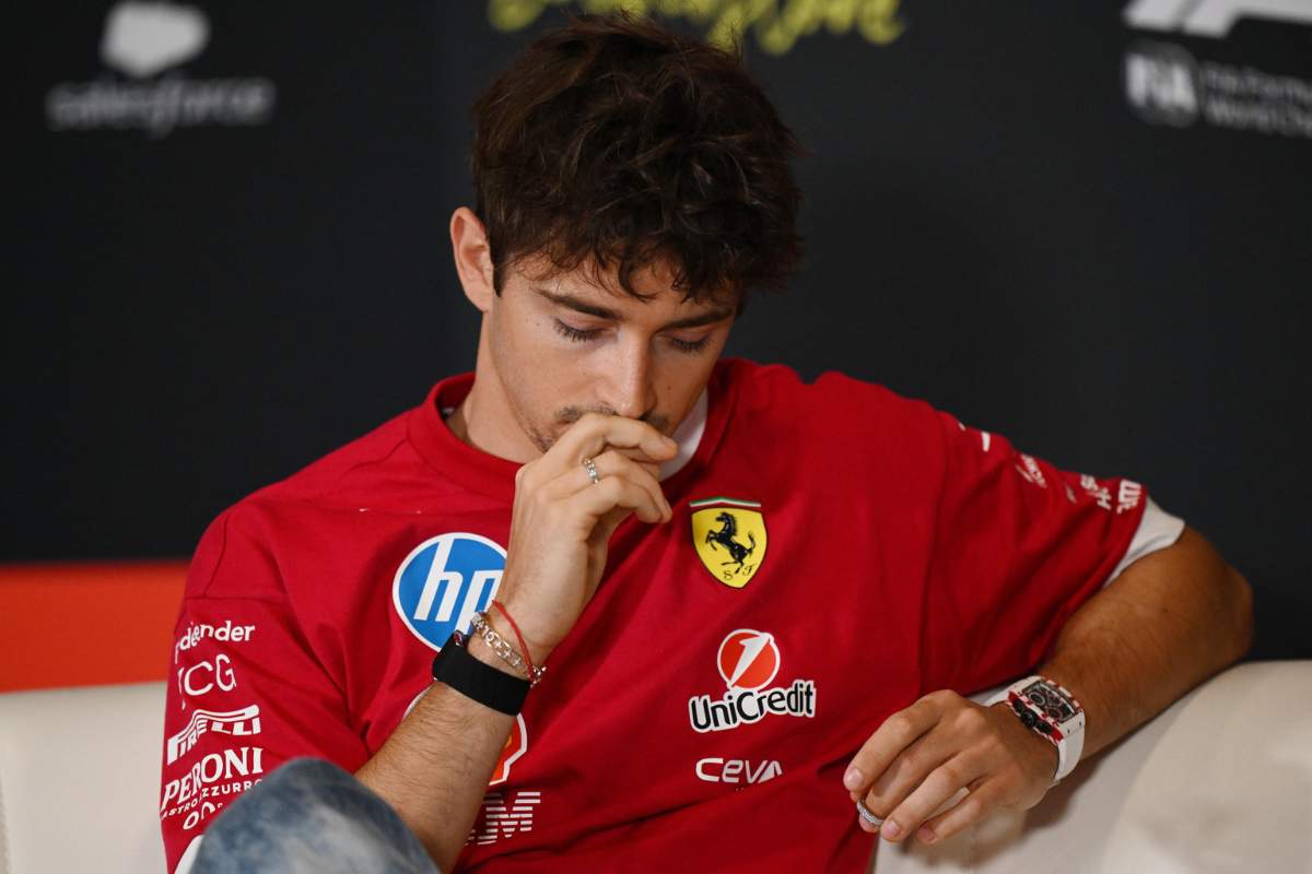 Charles Leclerc con la testa bassa