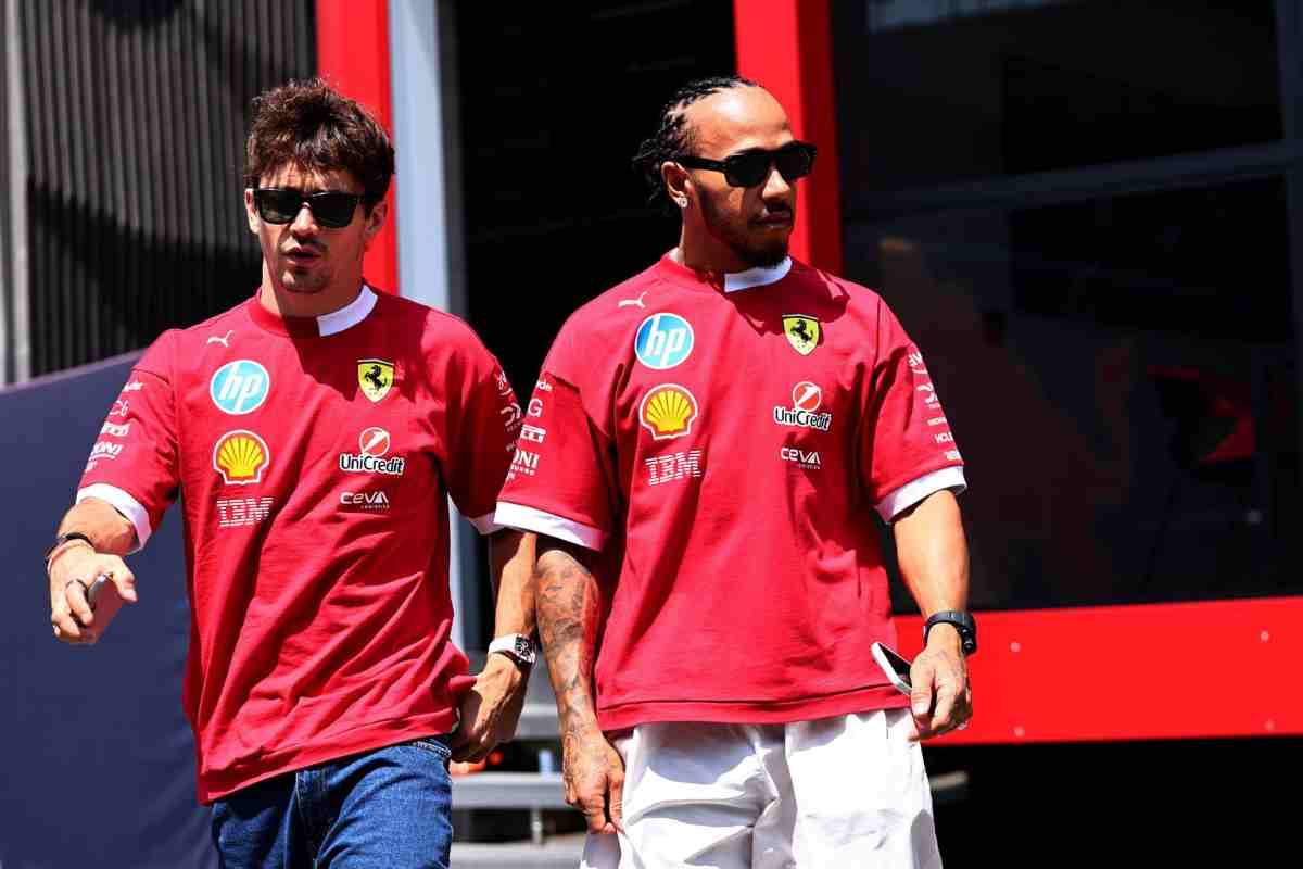 Charles Leclerc e Lewis Hamilton camminano nel paddock