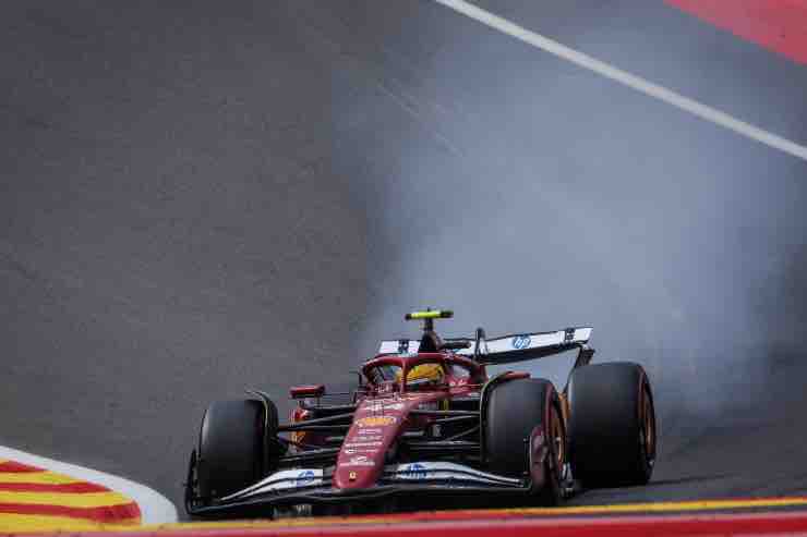 Lewis Hamilton bordate da Marko e Russell