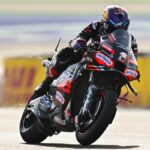 Martin in sella all'Aprilia
