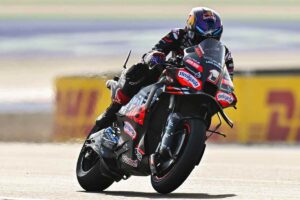 Martin in sella all'Aprilia