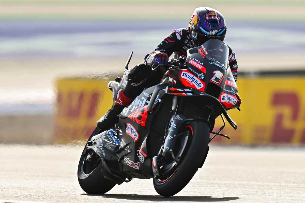 Martin in sella all'Aprilia