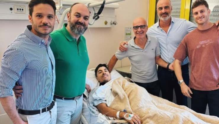 Maverick Vinales all'ospedale di Sassuolo con l'equipe medica che lo ha seguito