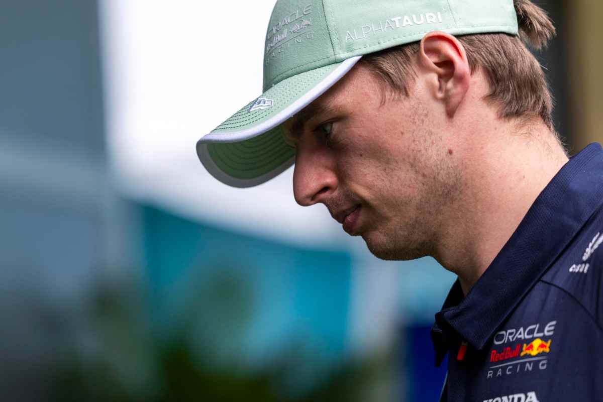 Max Verstappen con il berretto e lo sguardo rivolto verso il basso