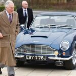 Re Carlo arrivato a destinazione con la sua Aston Martin