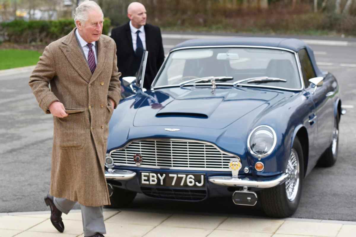 Re Carlo arrivato a destinazione con la sua Aston Martin