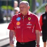 Vasseur con la divisa della Ferrari nei box
