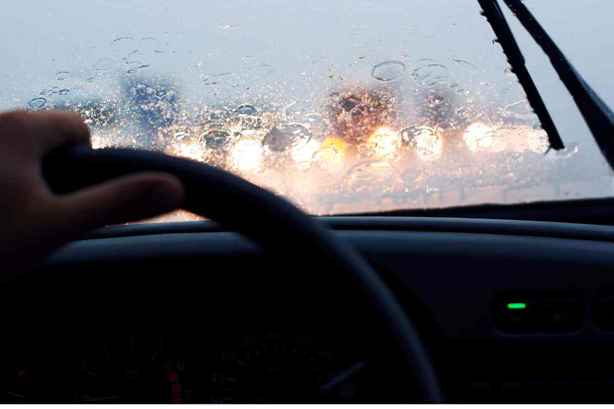 auto guida nella pioggia