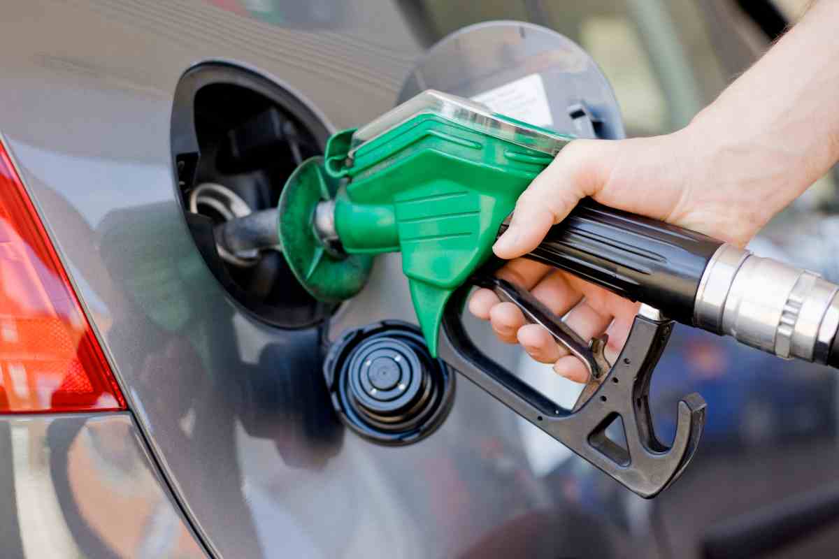 pieno benzina pompa auto