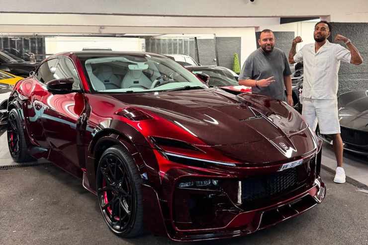 Bomber Aubameyang calcio Ferrari Purosangue Mansory