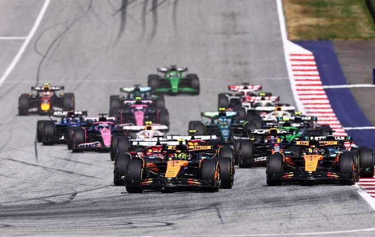 monoposto Formula 1 dopo la partenza del GP