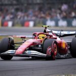 Lewis Hamilton in pista con la Ferrari