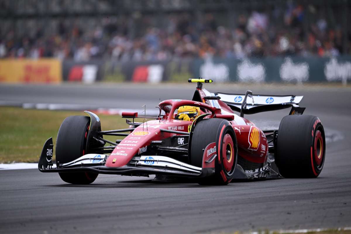 Lewis Hamilton in pista con la Ferrari