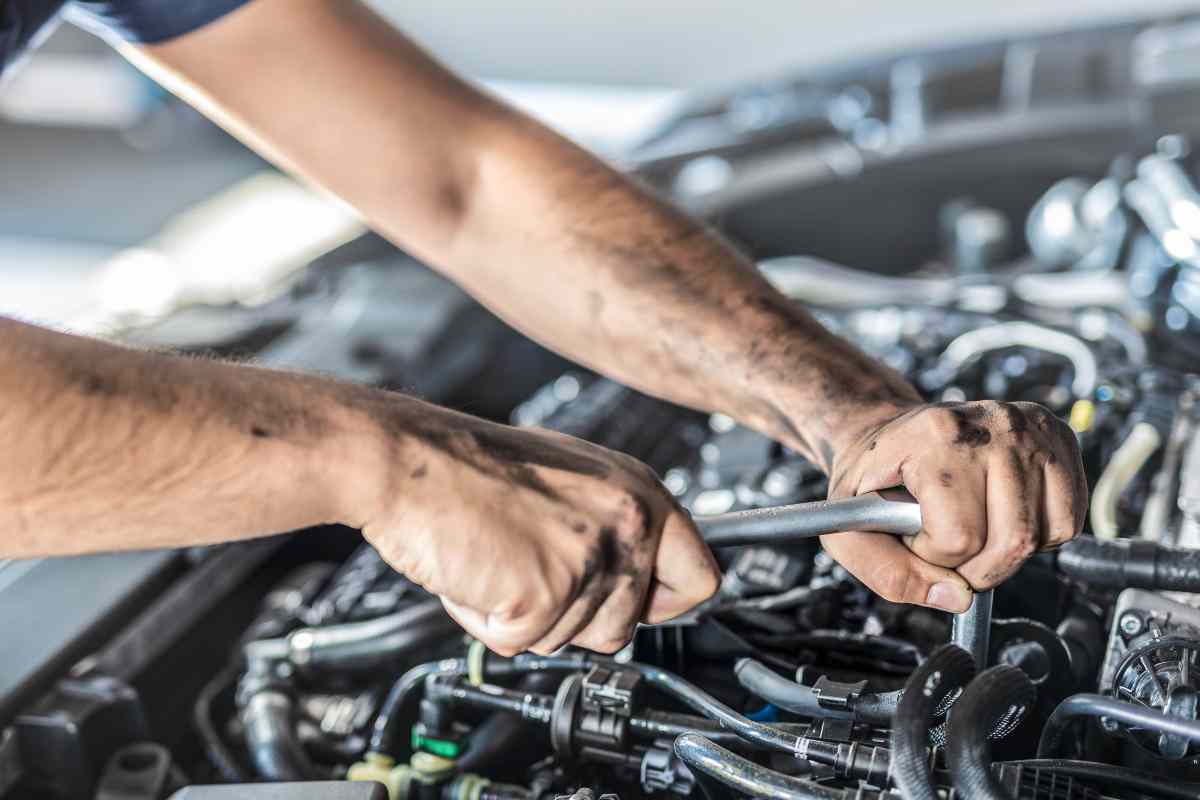 auto motore cofano