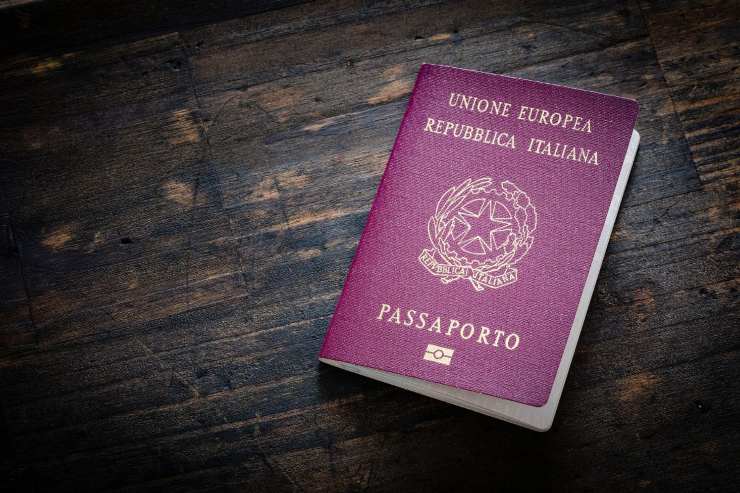 Passaporto documento Carta d'Identità aereo Italia