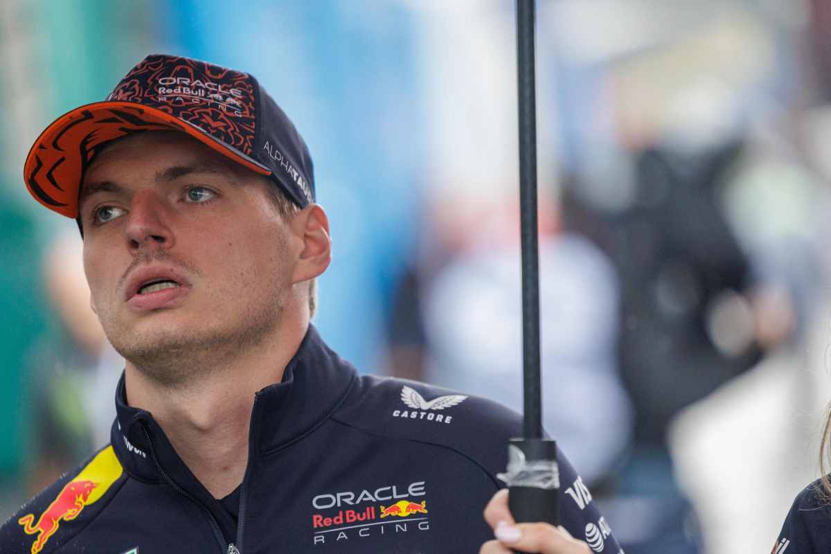 Max Verstappen si ripara dalla pioggia