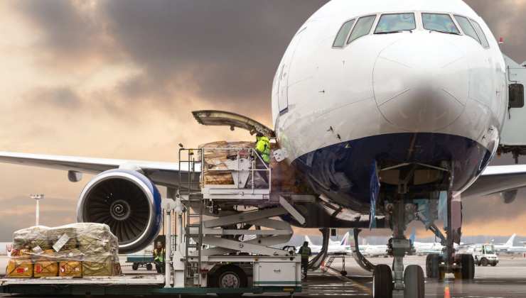 Un aero fermo e i bagagli pronti per l'imbarco