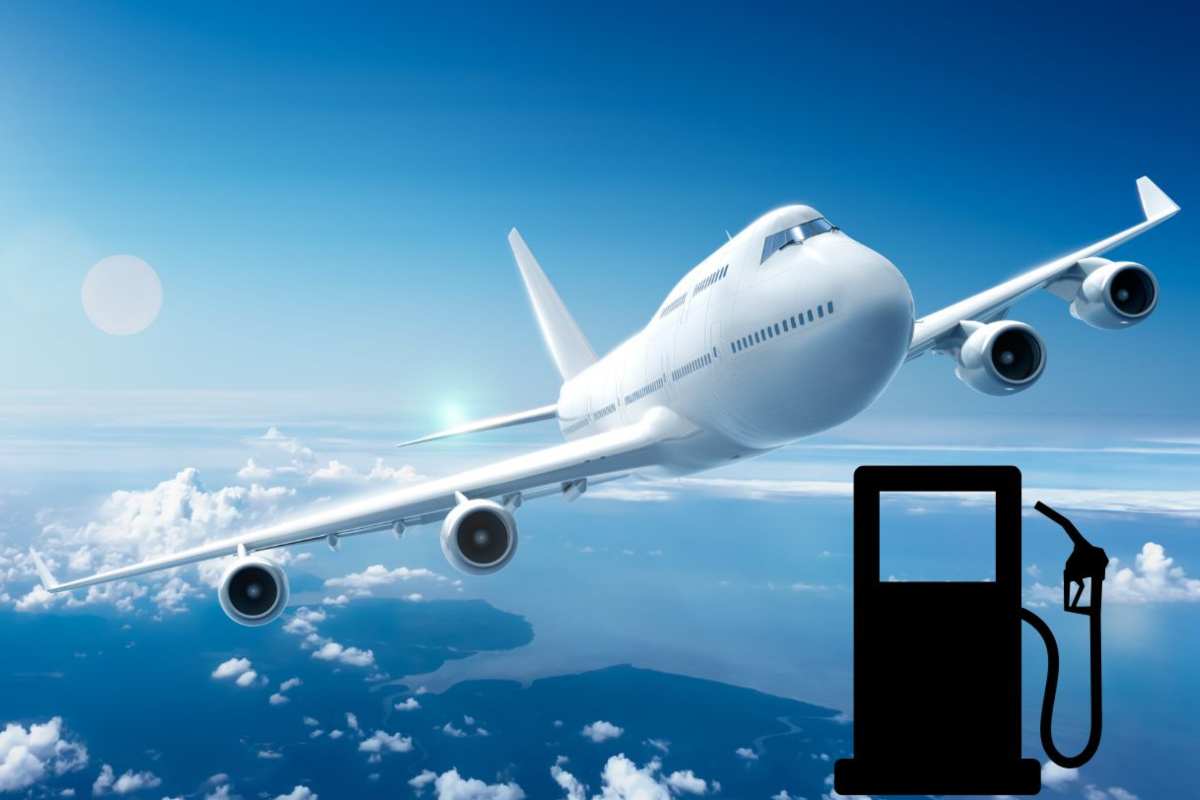 Un aereo in cielo e il disegno di una pompa di carburante