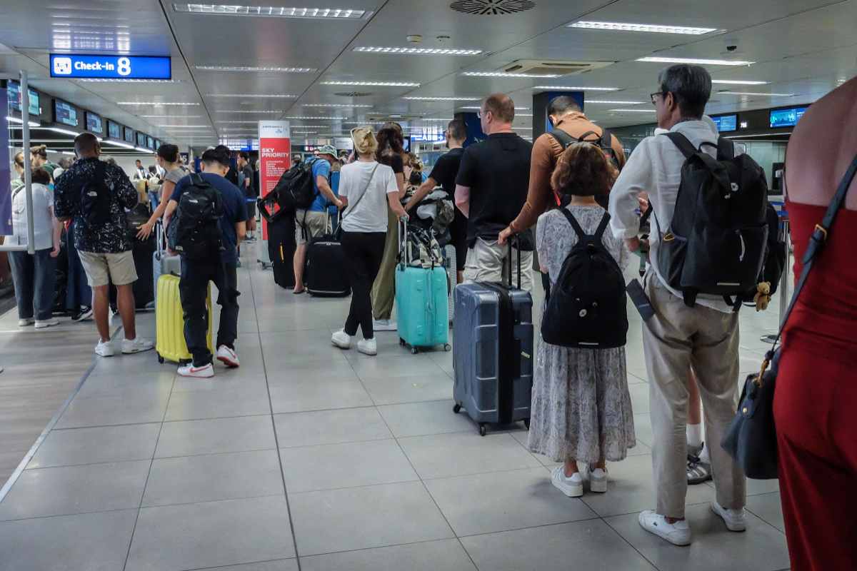 File per la partenza in aeroporto