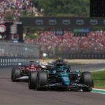 L'Aston Martin in pista davanti alla Ferrari