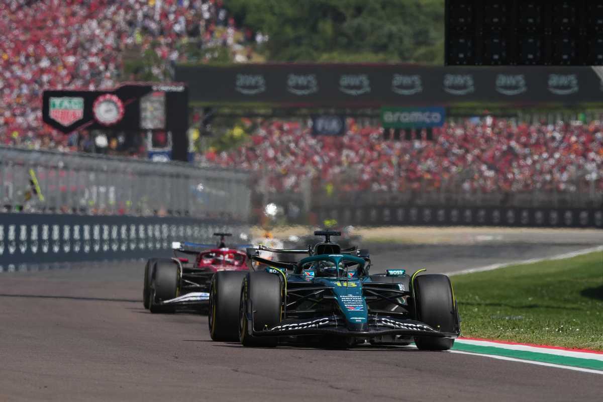 L'Aston Martin in pista davanti alla Ferrari