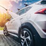 Una giornata soleggiata, una canna che lava un'auto