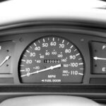 Il dettaglio del cruscotto di un'auto con il chilometraggio coperto