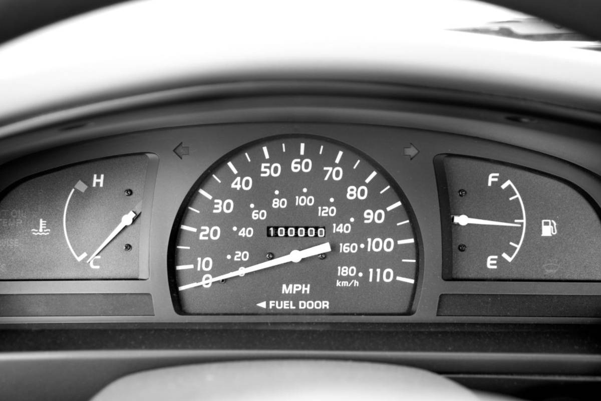 Il dettaglio del cruscotto di un'auto con il chilometraggio coperto