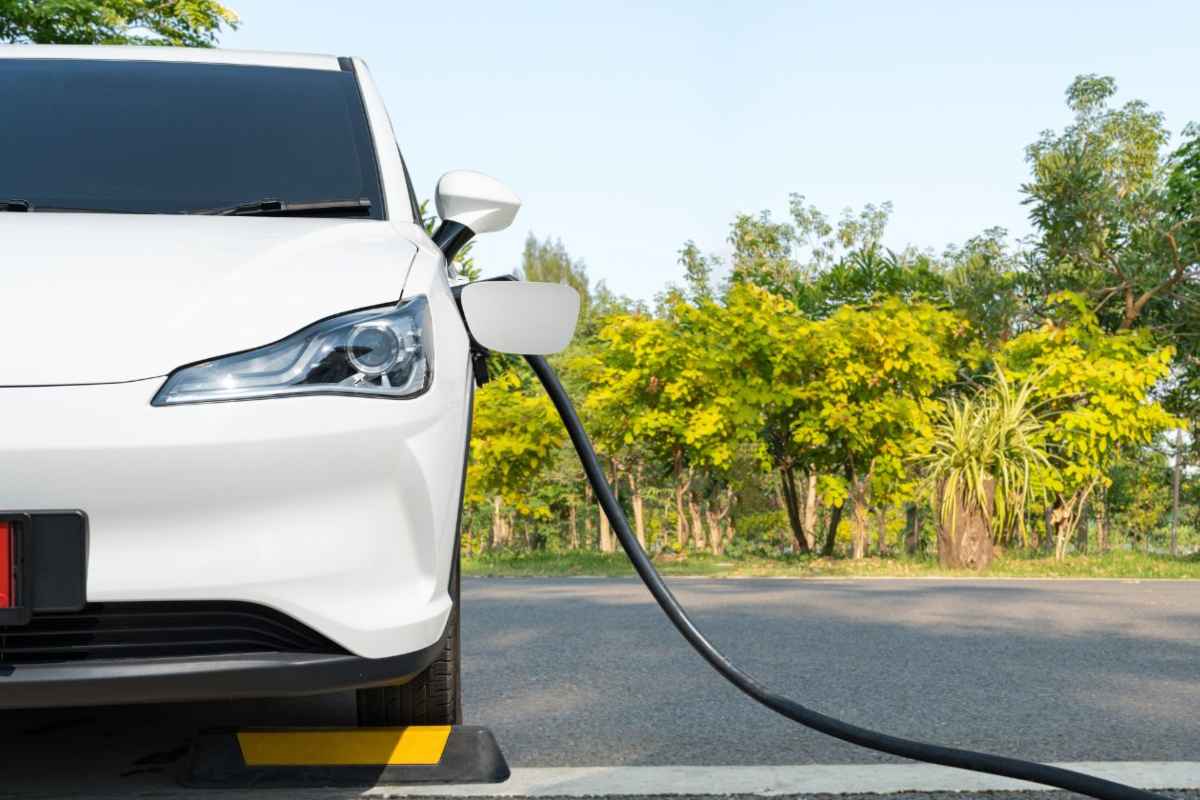 Un'auto elettrica in ricarica