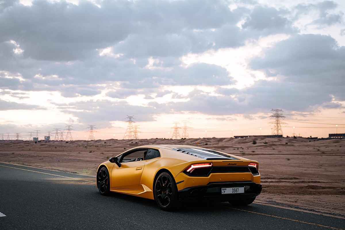 Auto sportiva lungo la strada