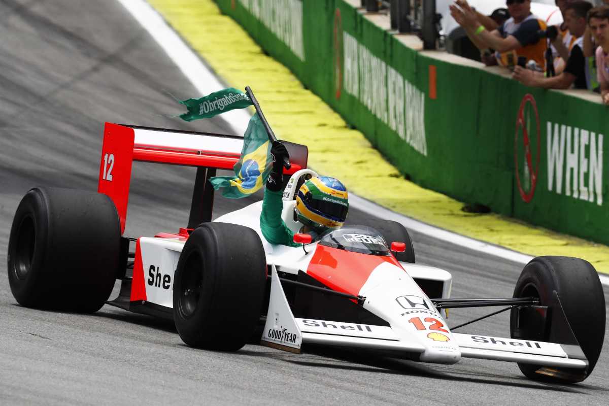Ayrton Senna con la bandiera del Brasile in auto